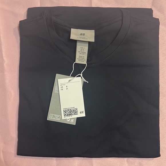 NWT H&M Black Slim Fit Round-necked T-Shirt (S) - Picture 3 of 3